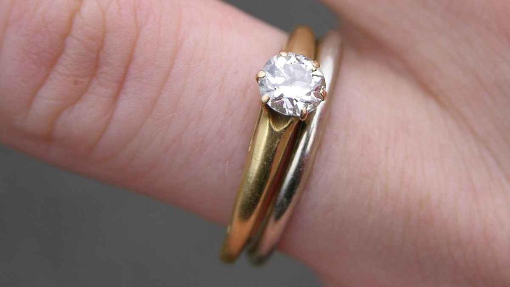 كيف استعاد رجل خاتم زواجه بعد 17 عاماً من فقدانه؟