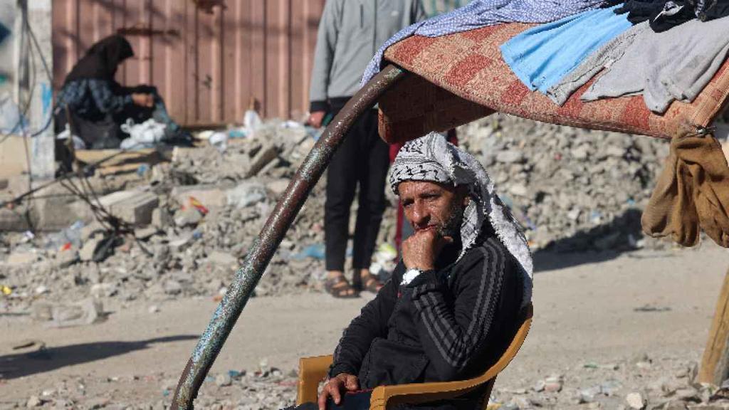 في رفح.. نظرة فلسطيني جالس الألم بقلب من حديد